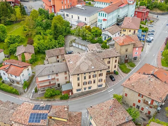 Appartamento bilocale in vendita in Strada Massese Lagrimone, Tizzano Val Parma