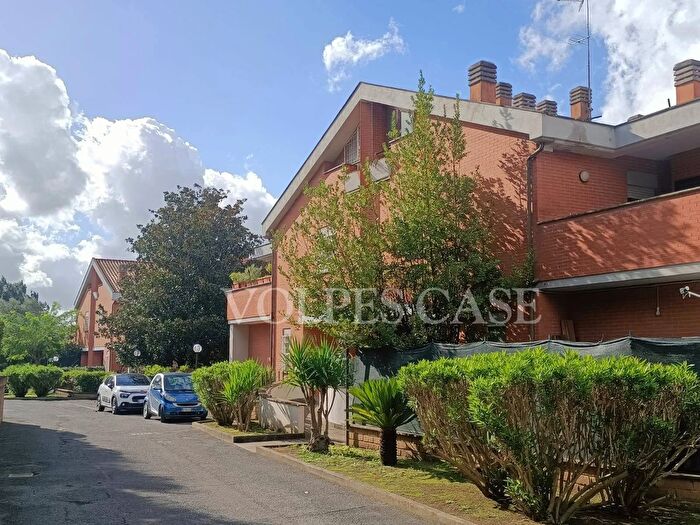Appartamento trilocale in vendita in Via Saronno, Roma