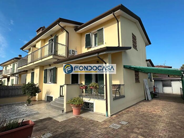 Casa con 8 locali in vendita in Via Vittorio Grotti, Camaiore