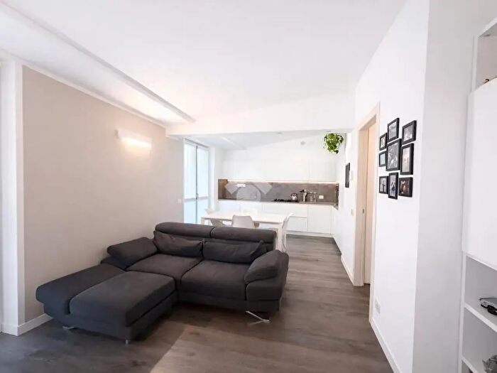 Appartamento trilocale in vendita in Via Monza, Varedo