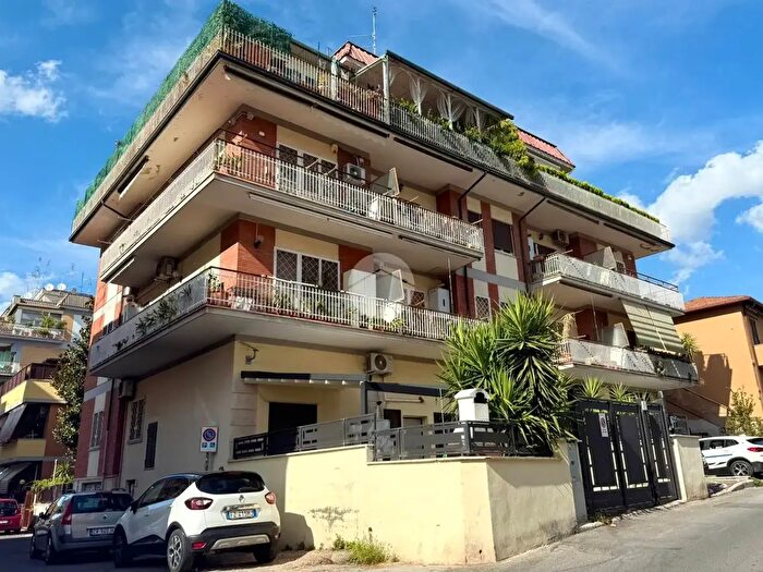 Appartamento trilocale in vendita in Via degli Armenti, Roma