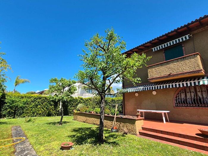 Casa con 5 locali in affitto in Via Scassi Carli, Centro, Forte dei Marmi