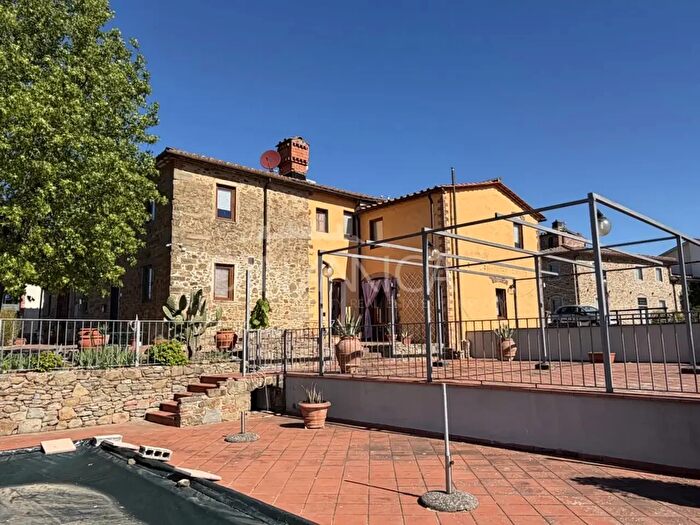 Casa con 7 locali in vendita in Vinci