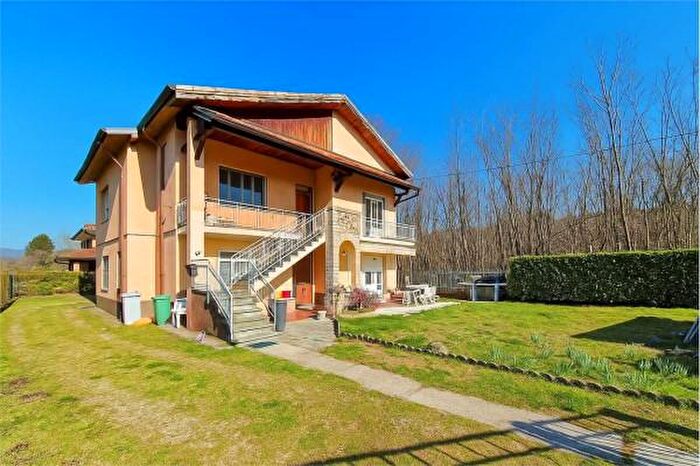 Appartamento quadrilocale in vendita in Via Milano, Angera