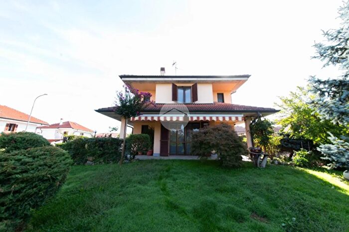 Casa con 5 locali in vendita in Via Don G Colombo, Rosate