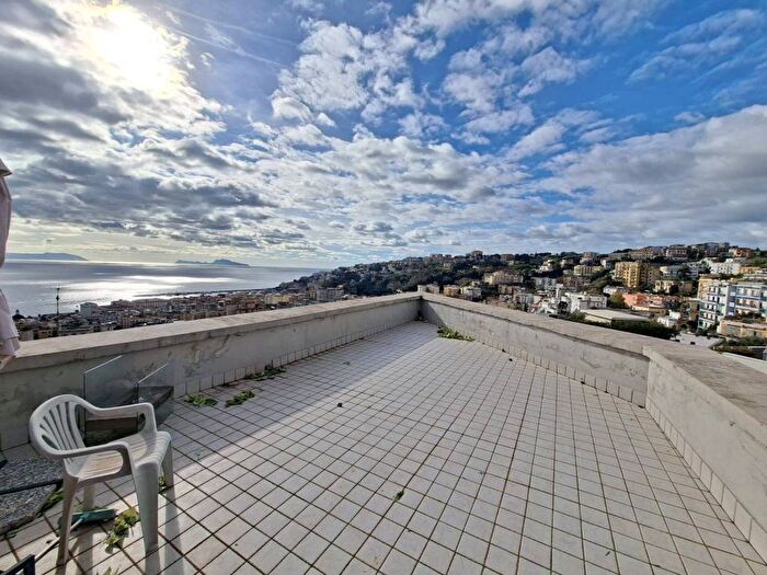 Appartamento trilocale in affitto in Vomero, Napoli