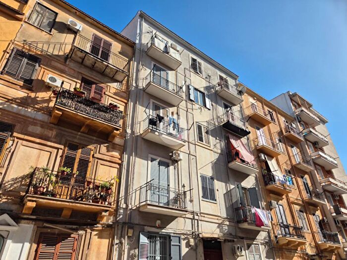 Appartamento trilocale in vendita in Via Elia Augusto, Palermo