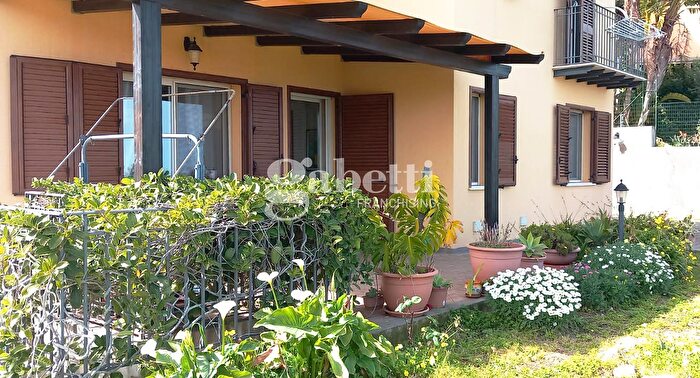 Casa con 6 locali in vendita in Strada Ferla, Cefalu