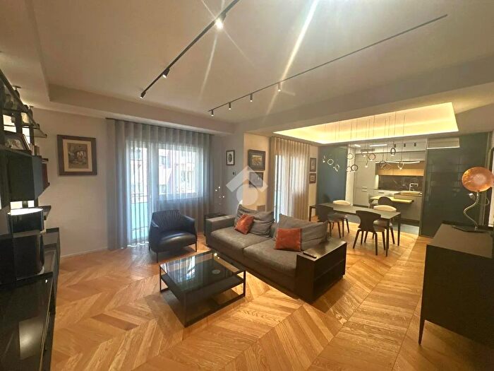 Appartamento quadrilocale in vendita in Via Simone Martini Finemente Ristrutturato, Napoli