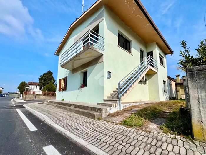 Appartamento trilocale in vendita in Via Cividale, Manzano