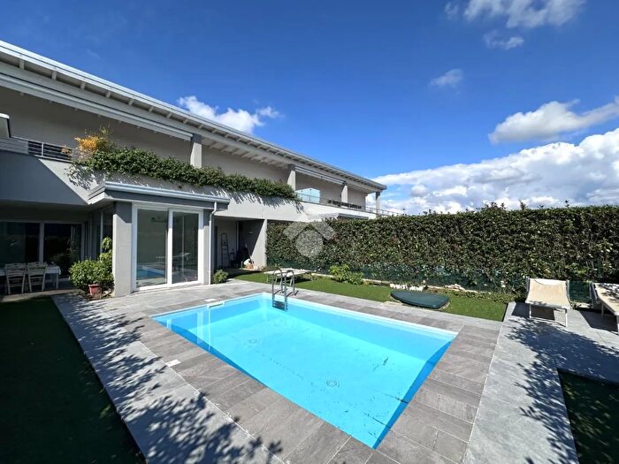 Appartamento trilocale in vendita in Via XXV Aprile, Merate