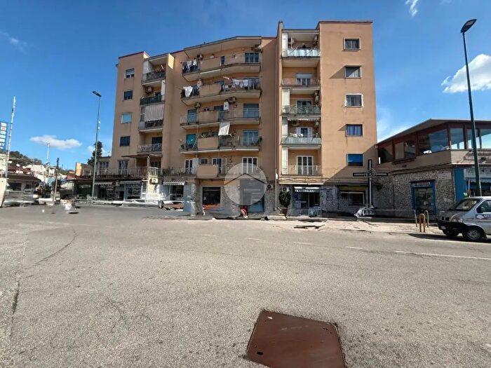 Appartamento trilocale in vendita in Via Pigna, Napoli