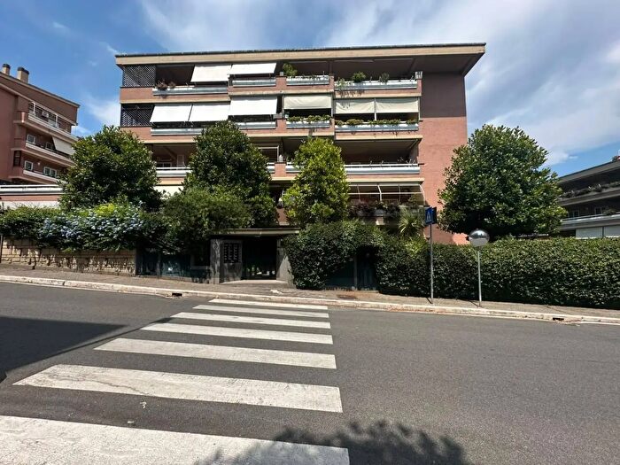 Appartamento trilocale in vendita in Via Pietro dei Francisci, Roma