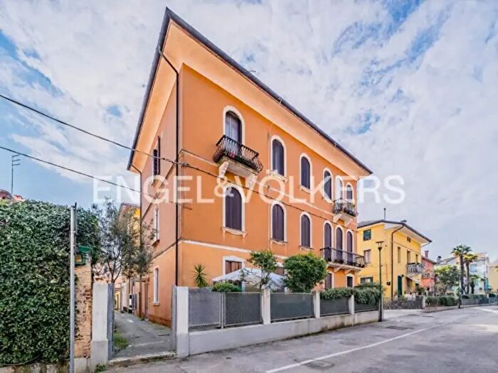 Appartamento con 6 locali in vendita in Via Nicosia, Venezia
