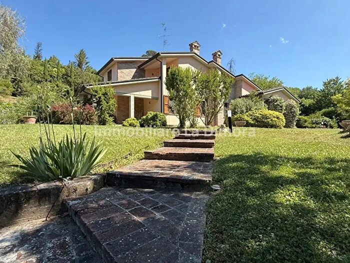 Casa con 8 locali in vendita in Imola