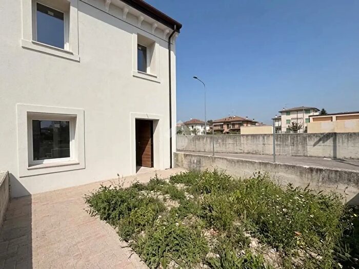 Casa quadrilocale in vendita in Via Don G Minzoni, Caldiero