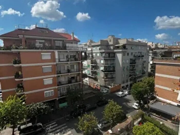 Appartamento trilocale in vendita in Via Lugnano in Teverina, Roma