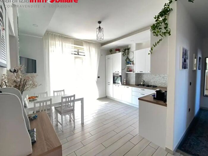 Appartamento trilocale in affitto in Via Costantino Grimaldi, Napoli