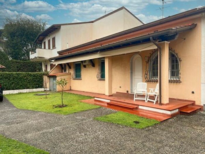 Appartamento con 6 locali in affitto in Forte Dei Marmi