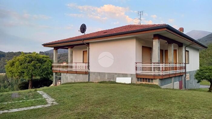 Casa con 5 locali in vendita in Via Borgonuovo, San Colombano Belmonte