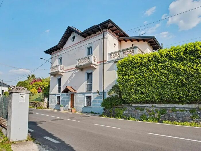 Casa con 10 locali in vendita in Via Portovaltravaglia, Germignaga