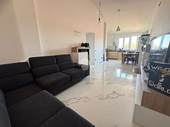 Appartamento trilocale in vendita in Via Simo, Roma