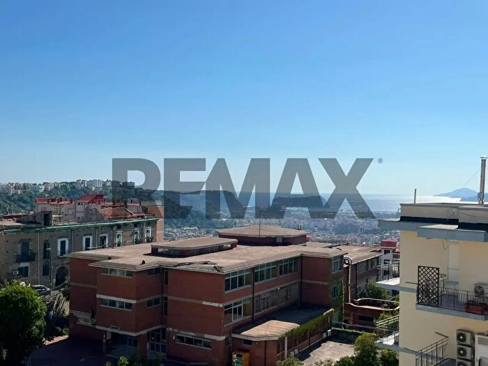 Appartamento con 5 locali in vendita in Napoli