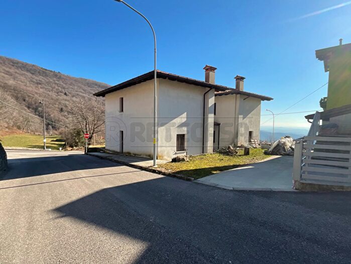 Casa quadrilocale in vendita in Frazione Masarolis, Torreano