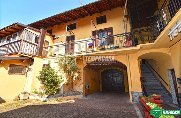 Appartamento con 5 locali in vendita in Via Martiri della Libertà, Rivarossa