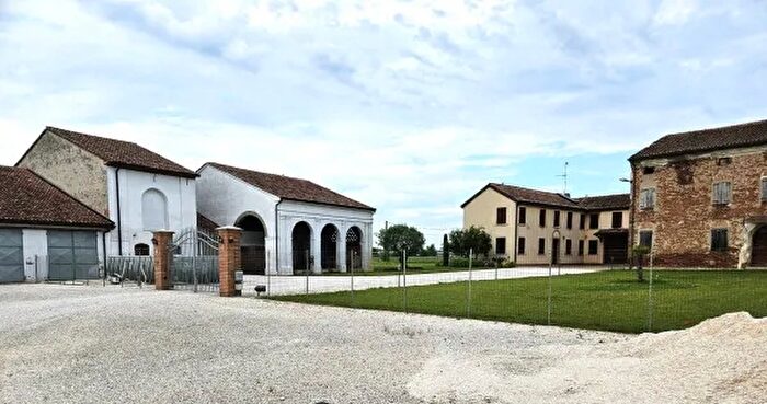 Casa con 6 locali in vendita in Suzzara