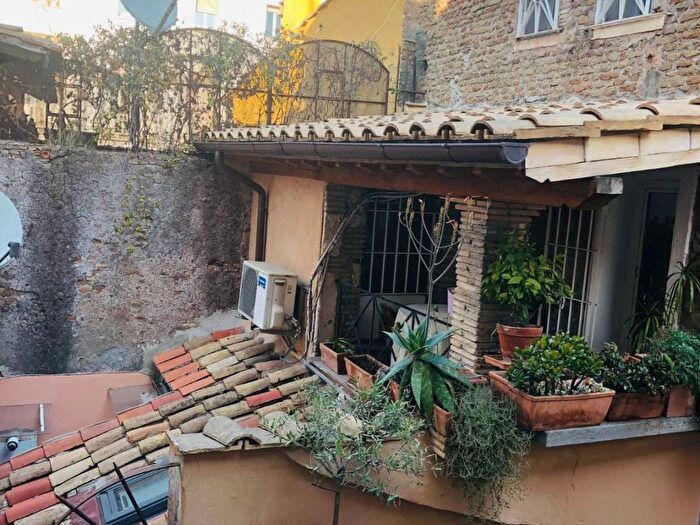 Appartamento trilocale in affitto in Via dei Salumi, Trastevere, Roma
