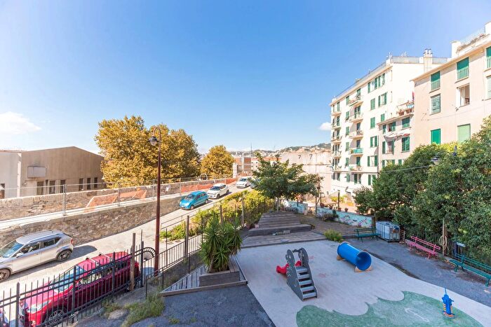 Appartamento quadrilocale in vendita in Via Mura del Molo, Genova