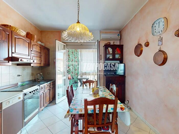 Appartamento trilocale in vendita in Via Pomaretto, Torino