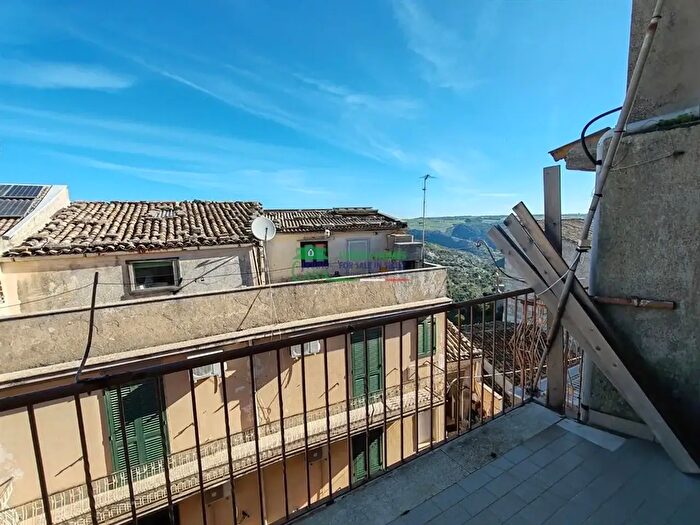 Casa con 8 locali in vendita in Ragusa