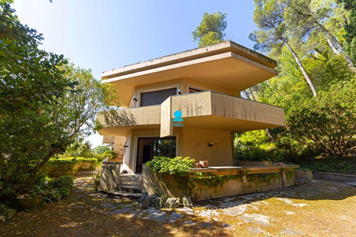 Casa con 13 locali in vendita in Pesaro