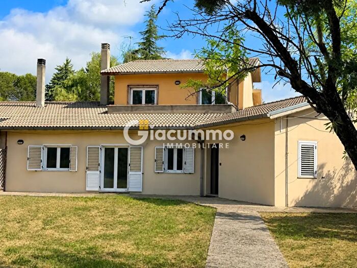Casa con 6 locali in vendita in Via Vineola, Potenza