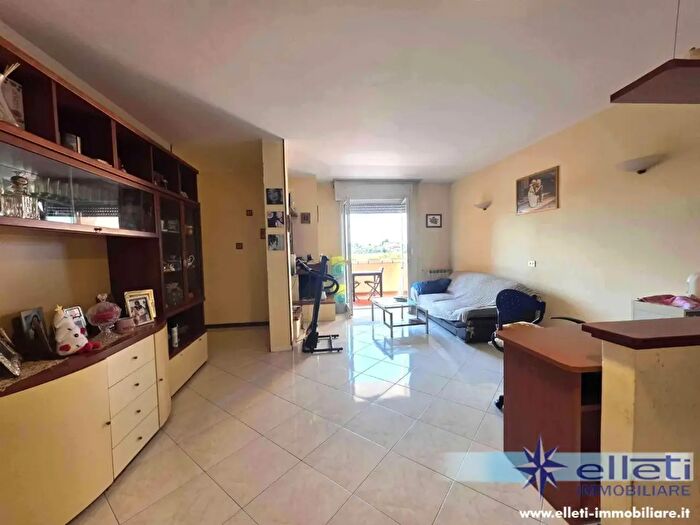 Appartamento con 5 locali in vendita in Montignoso