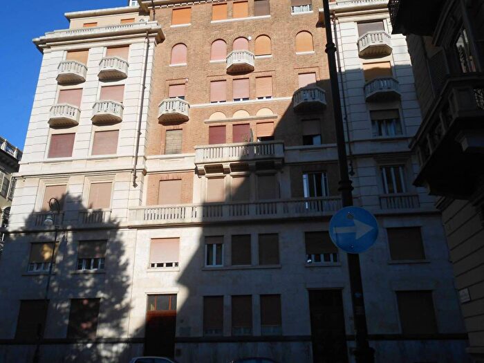Appartamento quadrilocale in affitto in Via Confienza, Piazza Solferino Corso Matteotti, Torino