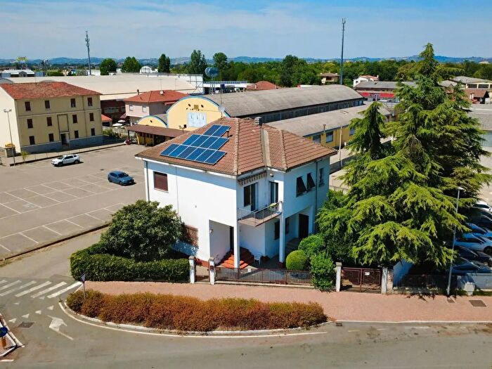 Casa con 8 locali in vendita in Via Vecchia Torino, Alessandria