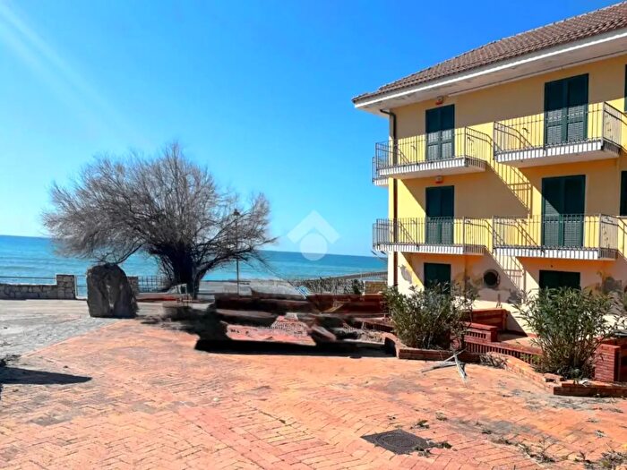 Appartamento con 6 locali in vendita in Lungomare Saullo, Pisciotta