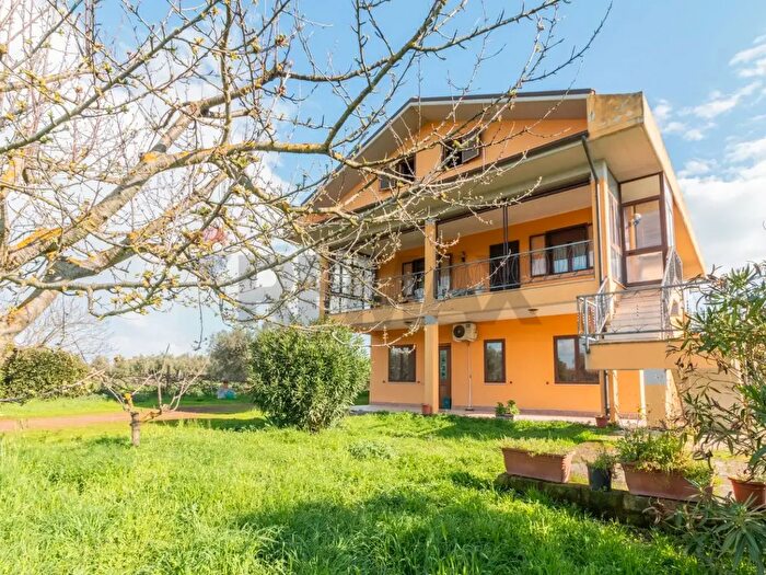 Casa con 7 locali in vendita in Strada Castrense Km Snc, Canino