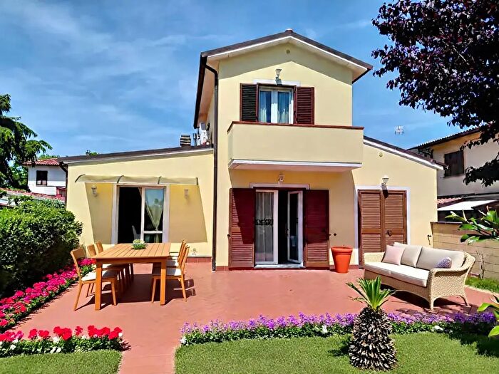 Casa con 10 locali in vendita in Cascina