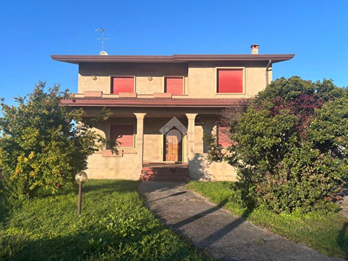 Casa con 10 locali in vendita in Via Mira, Correzzola