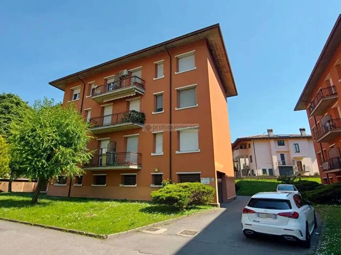 Appartamento trilocale in vendita in Via Montello, Veduggio Con Colzano