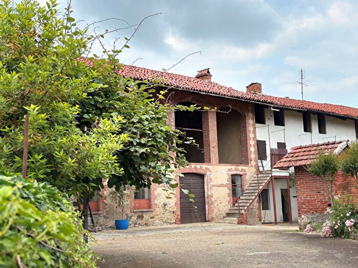 Casa con 9 locali in vendita in Via Cantalupa, Frossasco