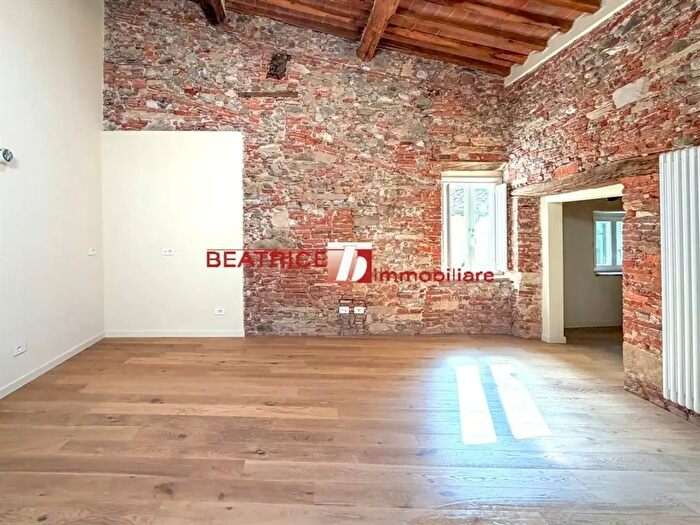 Appartamento con 5 locali in vendita in Via Antonio Mordini, Lucca