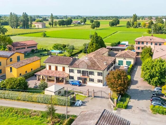 Casa con 20 locali in vendita in Via Vico Secco, Bagnolo In Piano