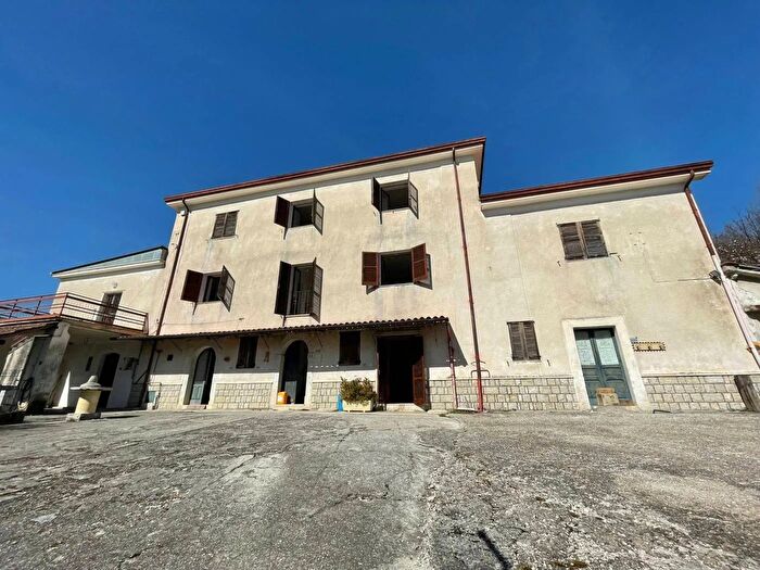 Casa con 15 locali in vendita in Atina Frosinone, Atina