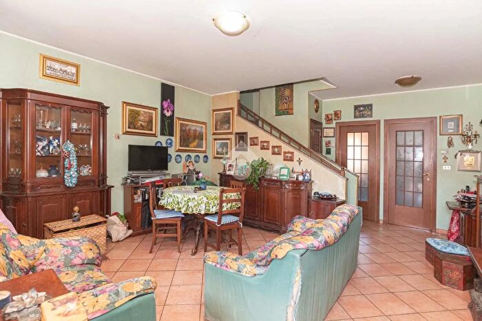 Casa con 6 locali in vendita in Via Fenoglio, Cirie