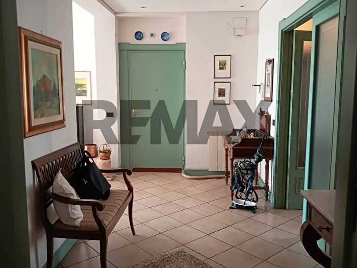 Appartamento con 6 locali in vendita in Via Damone, Siracusa